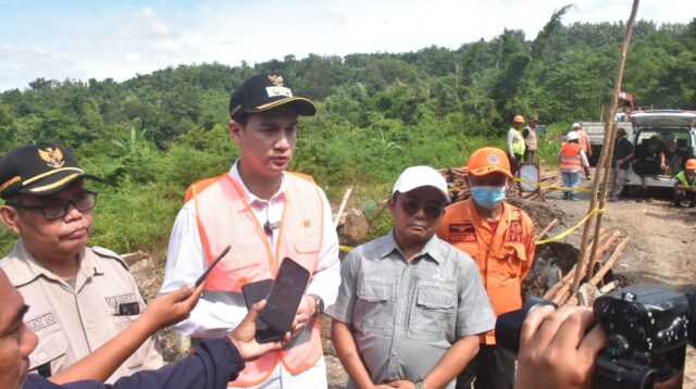 Jalan Haur Papak Surian Diperbaiki, Wabup Fajar Aldila Janji Terus Perjuangkan Akses yang Lebih Baik