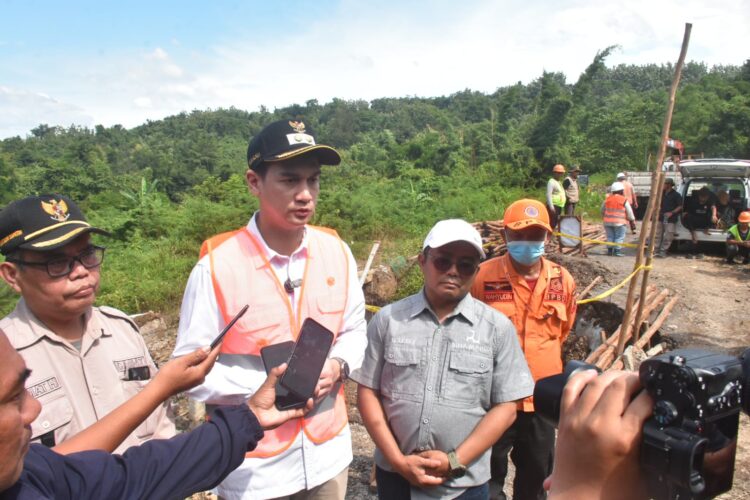 Jalan Haur Papak Surian Diperbaiki, Wabup Fajar Aldila Janji Terus Perjuangkan Akses yang Lebih Baik