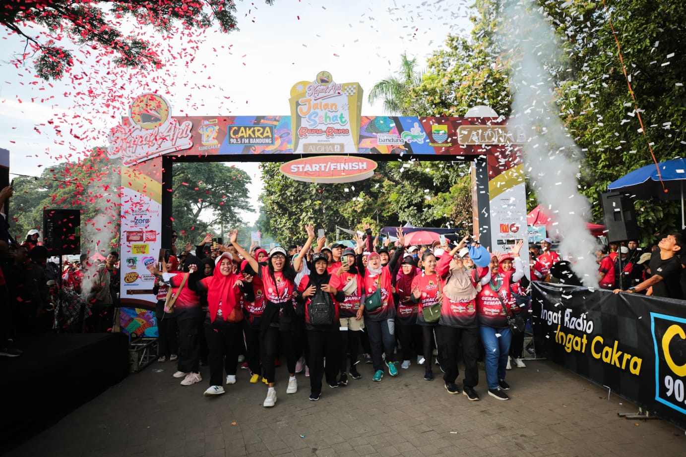 Wakil Wali Kota Bandung Erwin Ajak Warga Jaga Kebugaran Lewat Jalan Sehat di Festival Radio Cakra