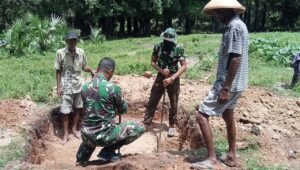 Gotong Royong Satgas TMMD Kodim 1601/Sumba Timur Bersama Warga Bangun MCK Umum