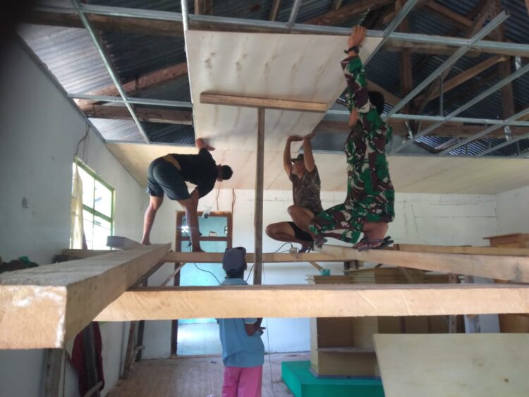 Satgas TMMD Kodim 1601/ST dan Warga Pasang Plafon Teras Gereja