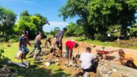 Semangat Satgas TMMD Bersama Warga Pasang Pondasi Untuk Pembangunan Jalan di Kaliuda
