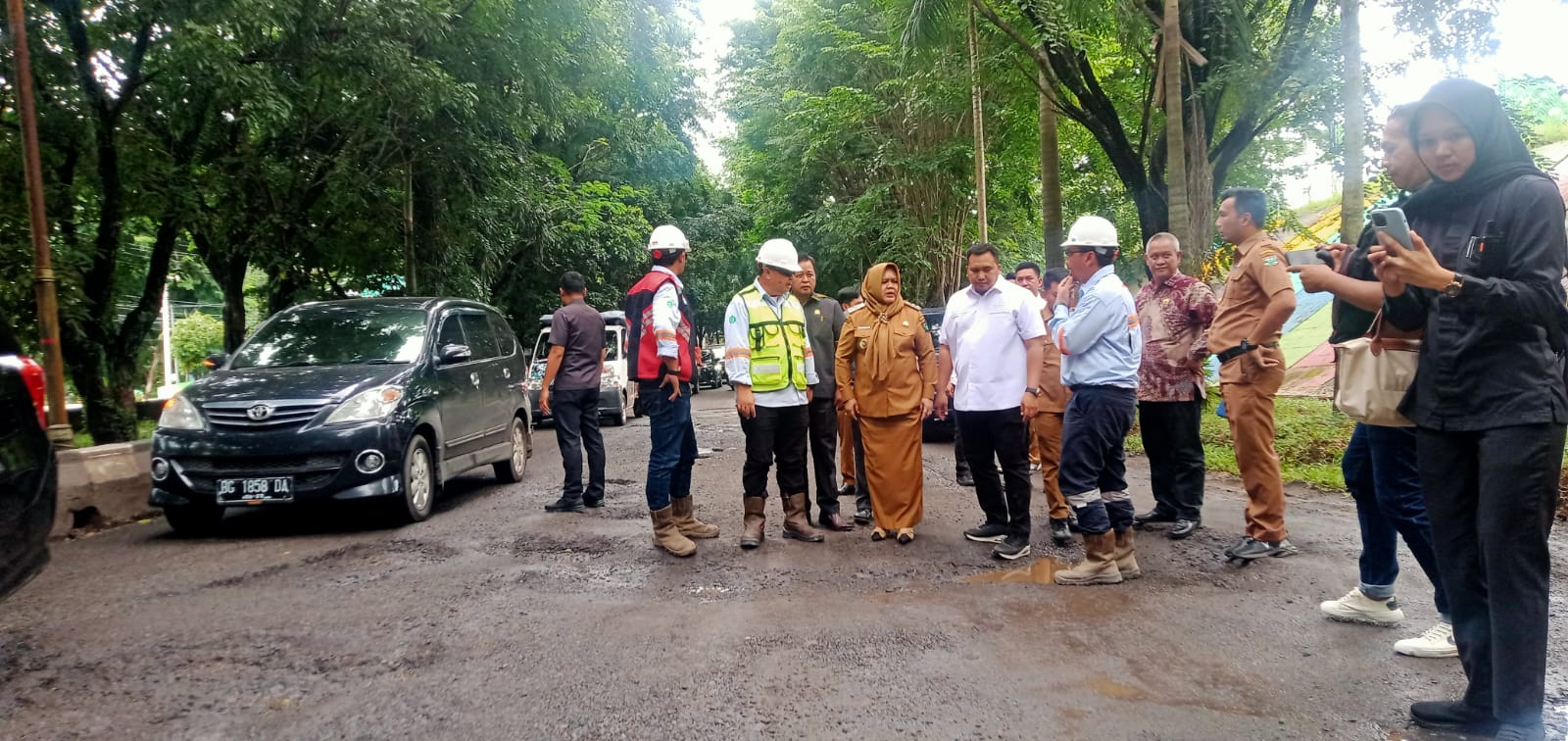 Respon Laporan Masyarakat, Wabup Hj Sumarni Minta DBU Segera Perbaiki Jalan Berlubang