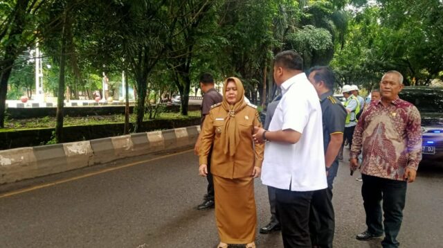 Respon Laporan Masyarakat, Wabup Hj Sumarni Minta DBU Segera Perbaiki Jalan Berlubang