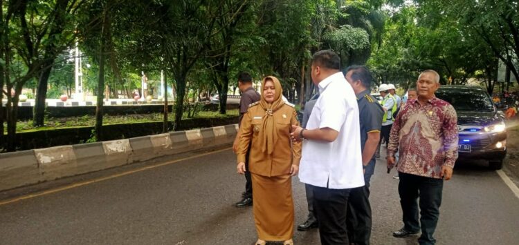 Respon Laporan Masyarakat, Wabup Hj Sumarni Minta DBU Segera Perbaiki Jalan Berlubang