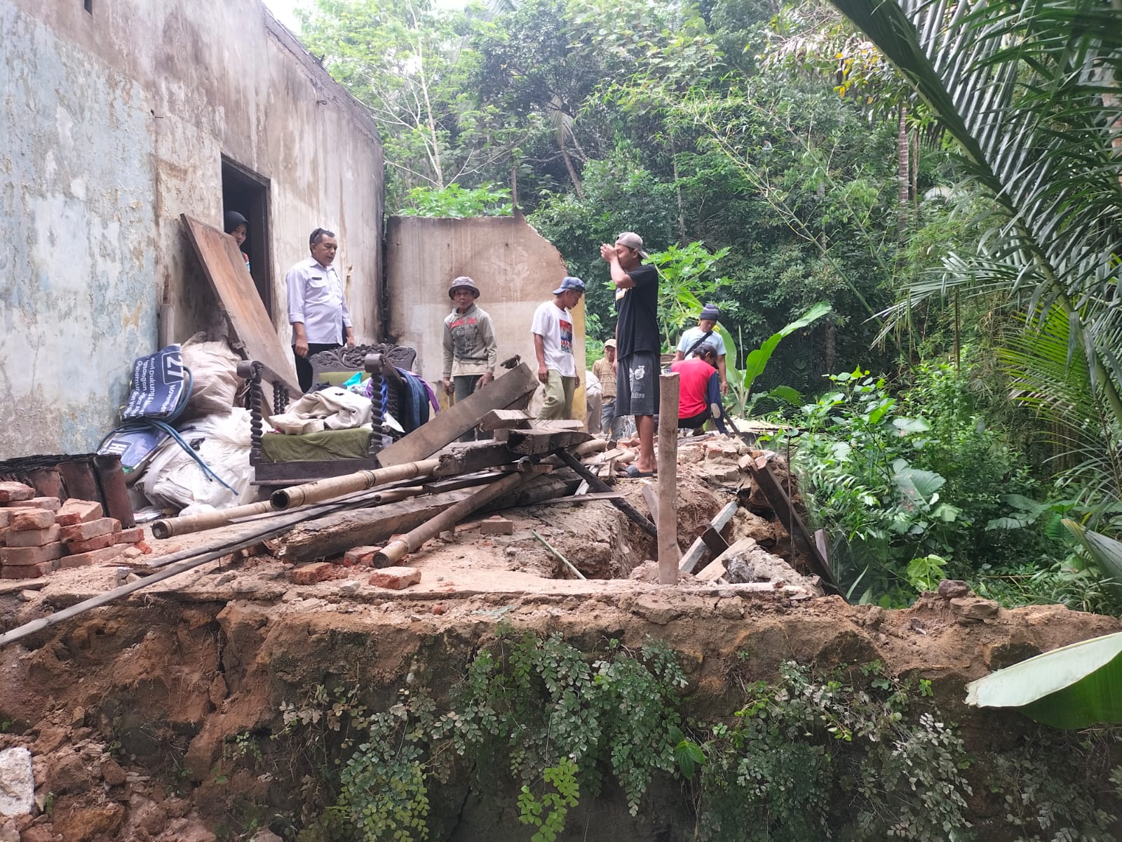 Rumah Warga di Kampung Setiakarya Rusak Parah Akibat Longsor, Keluarga Terpaksa Mengungsi