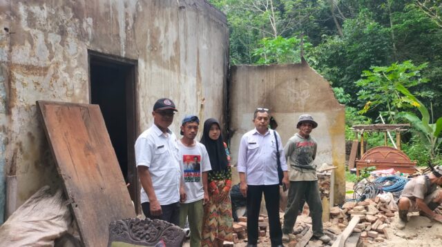 Rumah Warga di Kampung Setiakarya Rusak Parah Akibat Longsor, Keluarga Terpaksa Mengungsi