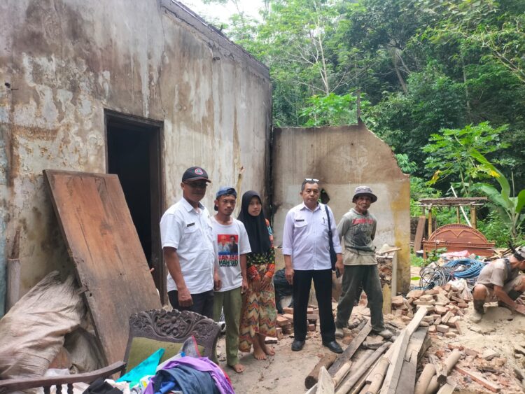 Rumah Warga di Kampung Setiakarya Rusak Parah Akibat Longsor, Keluarga Terpaksa Mengungsi