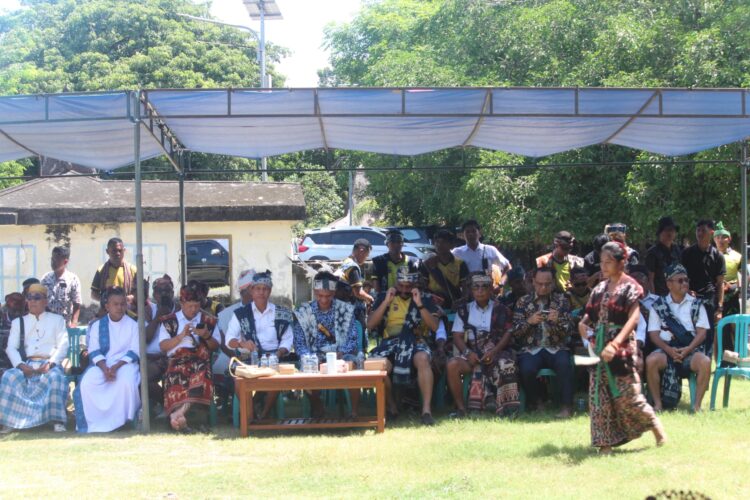 Wakili Dandim, Kasdim 1601/Sumba Timur Hadiri Kegiatan Kamis Budaya Di Kampung Raja Prailiu Wakili Dandim, Kasdim 1601/Sumba Timur Hadiri Kegiatan Kamis Budaya Di Kampung Raja Prailiu