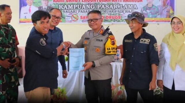 Kapolres Pesisir Selatan Resmikan Kampung Tangguh Bebas Narkoba di Pasar Lama Muara Air Haji Inderapura