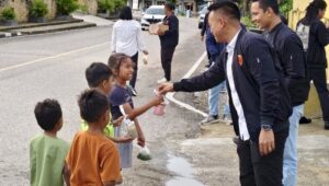 Sat Reskrim Polres Sumba Barat Berbagi Takjil untuk Masyarakat