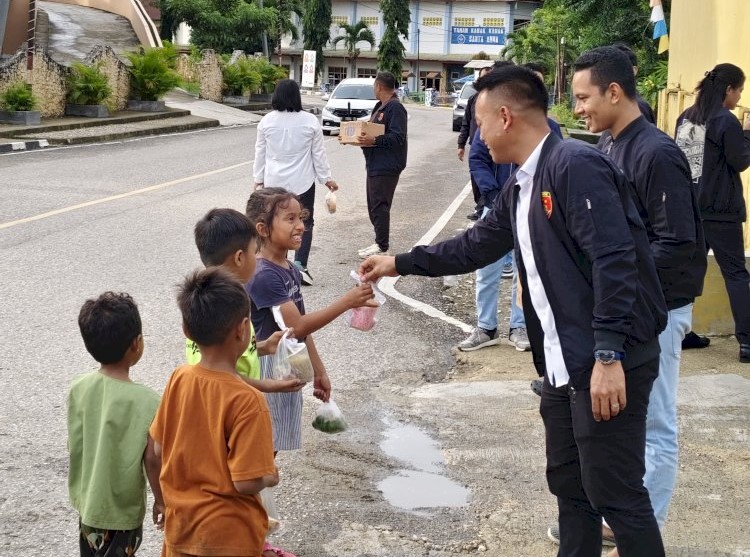 Sat Reskrim Polres Sumba Barat Berbagi Takjil untuk Masyarakat