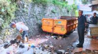 Tindak Lanjut Laporan Warga, Dinas Lingkungan Hidup Bersihkan Tumpukan Sampah di Ruko Pasar Padayungan Tindak Lanjut Laporan Warga, Dinas Lingkungan Hidup Bersihkan Tumpukan Sampah di Ruko Pasar Padayungan