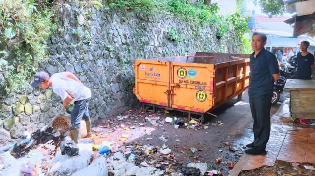 Tindak Lanjut Laporan Warga, Dinas Lingkungan Hidup Bersihkan Tumpukan Sampah di Ruko Pasar Padayungan
