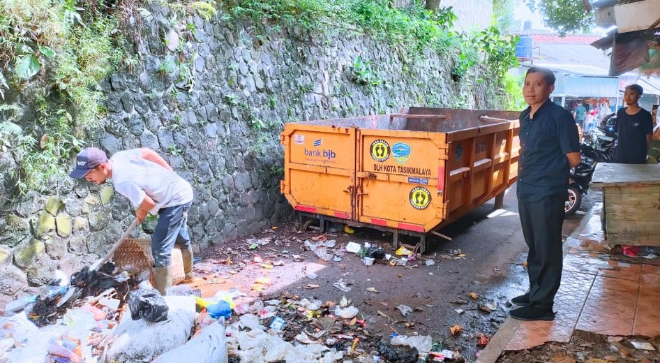 Tindak Lanjut Laporan Warga, Dinas Lingkungan Hidup Bersihkan Tumpukan Sampah di Ruko Pasar Padayungan