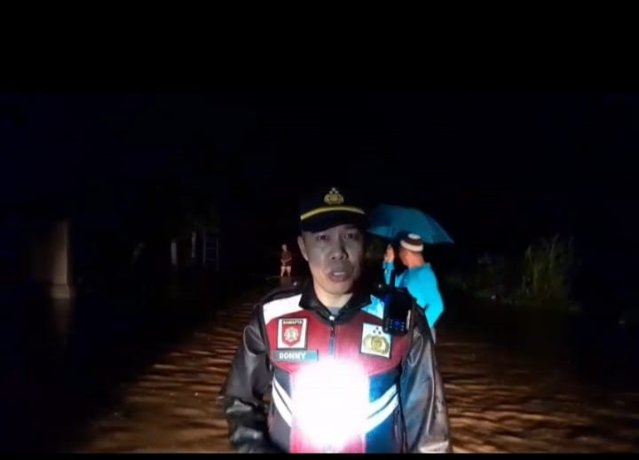 Banjir Dinagari Duku Utara, Kapolsek Koto XI Tarusan AKP. Donny Putra, SH. MH Monitor Langsung Kelokasi Bencana