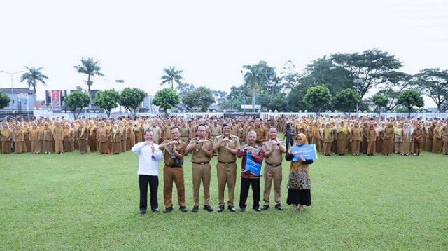 Apel Pagi Gabungan dan Penyerahan Berkas Pensiun PNS TMT Maret 2025 di Kota Tasikmalaya