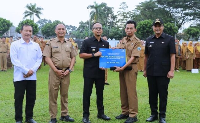 Wali Kota Tasikmalaya Apresiasi ASN dalam Apel Pagi dan Penyerahan SK Pensiun