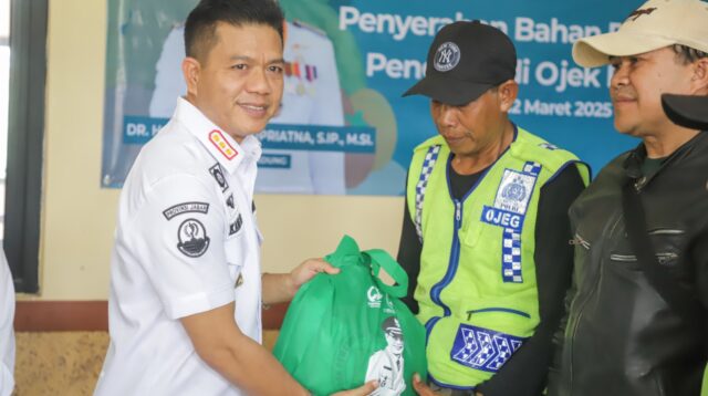 11 Ribu Paket Sembako Dibagikan Bupati Bandung untuk Ojek Pangkalan dan Petugas Sampah di 31 Kecamatan