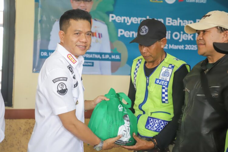 11 Ribu Paket Sembako Dibagikan Bupati Bandung untuk Ojek Pangkalan dan Petugas Sampah di 31 Kecamatan 11 Ribu Paket Sembako Dibagikan Bupati Bandung untuk Ojek Pangkalan dan Petugas Sampah di 31 Kecamatan