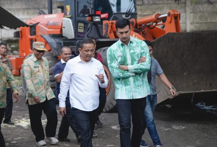 Wabup Ali Syakieb Pimpin Opsih Gunungan Sampah Pasar Cileunyi Wabup Ali Syakieb Pimpin Opsih Gunungan Sampah Pasar Cileunyi