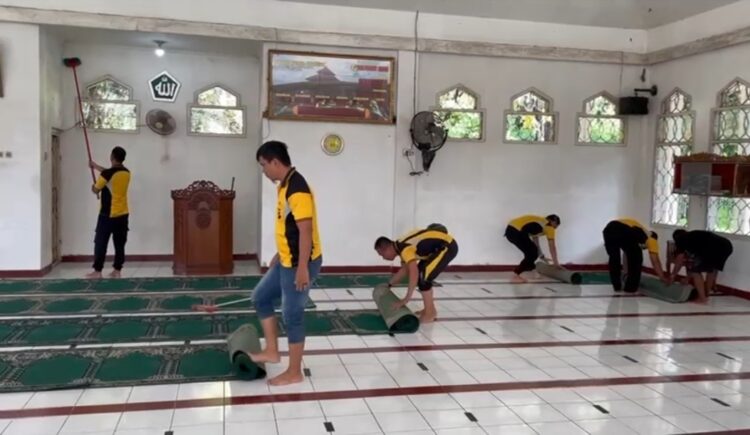 Polsek Teluk Gelam: Bakti Sosial Ramadhan, Kolaborasi untuk Kebersihan dan Kekhusyukan Ibadah