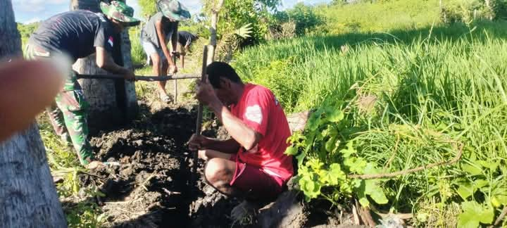 Bersama Warga Satgas TMMD Ke- 123 Gotong Royong Penggalian Jalur Pipa