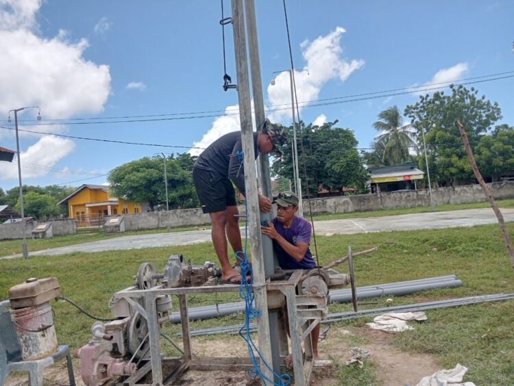 Tahap Pemasangan Pipa Casing Sumur Bor Air Bersih Program TMMD Ke- 123 Kodim 1601/Sumba Timur