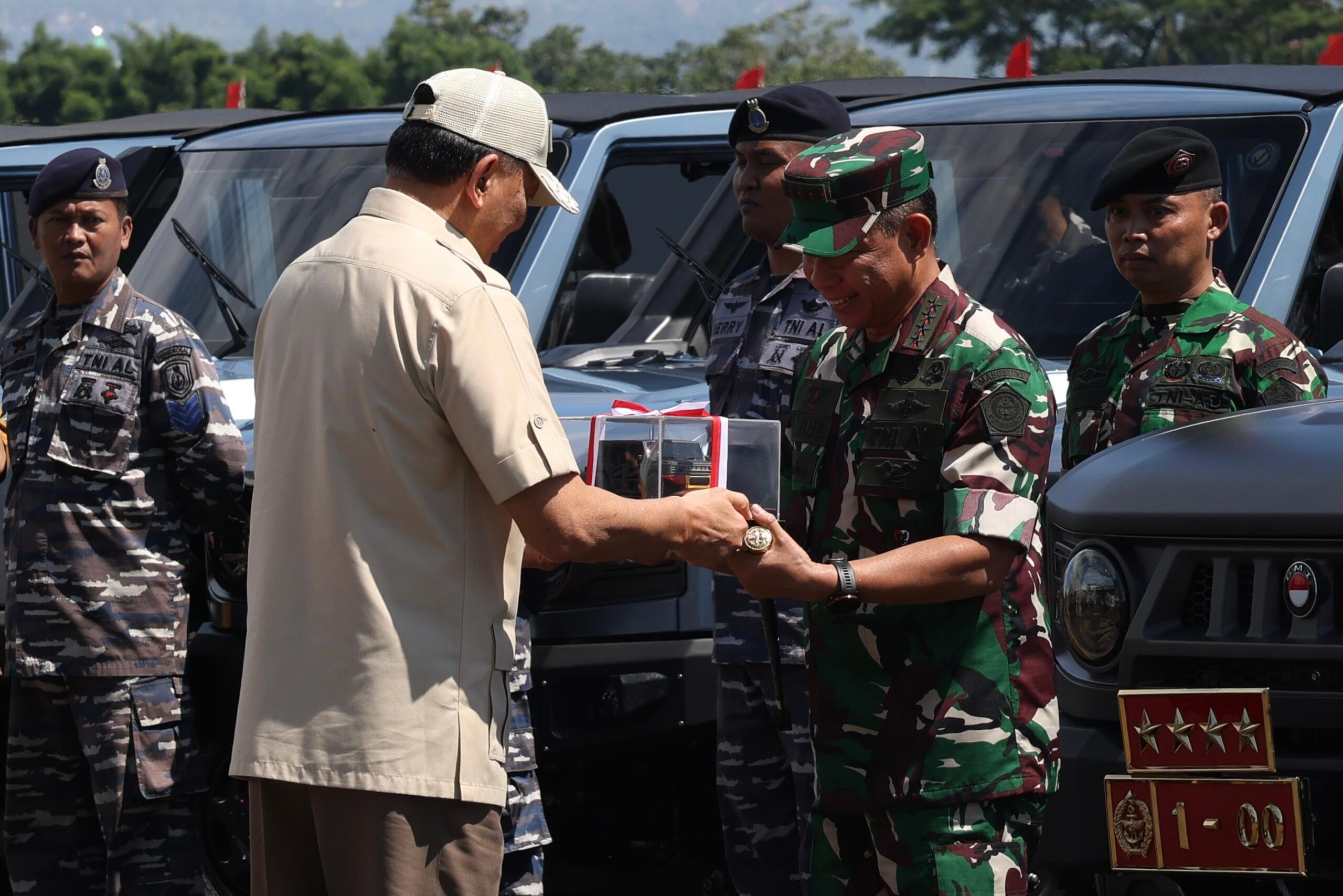 Menhan Serahkan Maung MV3 Buatan Pindad di Lanud Husein