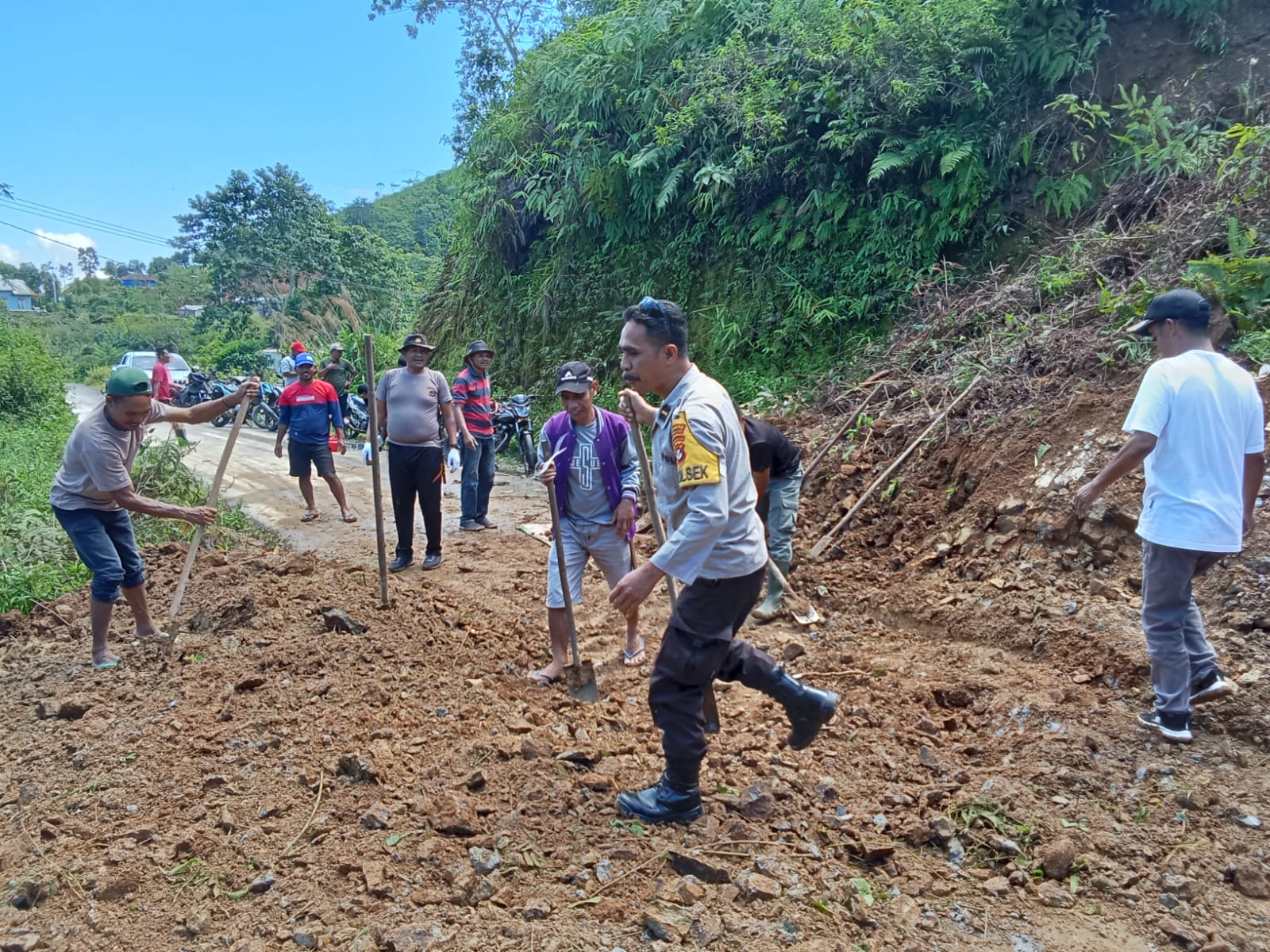 Akses Dua Kecamatan Terputus, Polisi Bersama Warga Berhasil Evakuasi Material Longsor