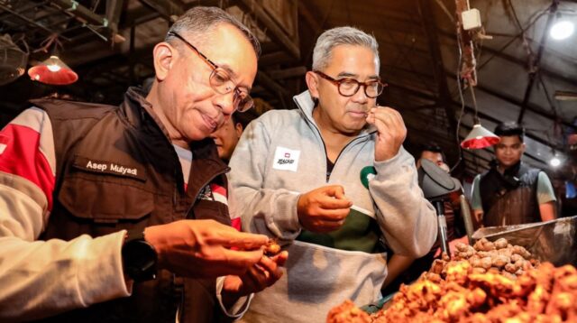 Wali Kota dan Wakil Wali Kota Bandung Tinjau Harga dan Pasokan Pangan di Pasar Caringin