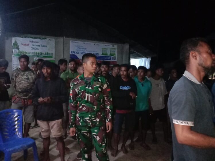 Babinsa Koramil 01/Lewa Melaksanakan Kegiatan Monitoring Pendistribusian Pupuk Urea