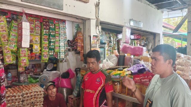 Kunjungi Pasar, Polisi Cek Harga dan Ketersediaan Stok Bapokting di Labuan Bajo