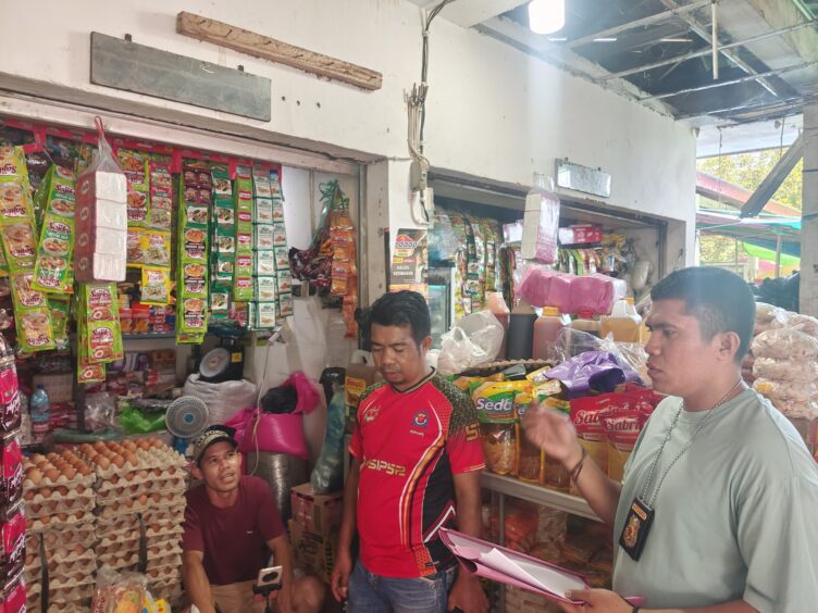 Kunjungi Pasar, Polisi Cek Harga dan Ketersediaan Stok Bapokting di Labuan Bajo