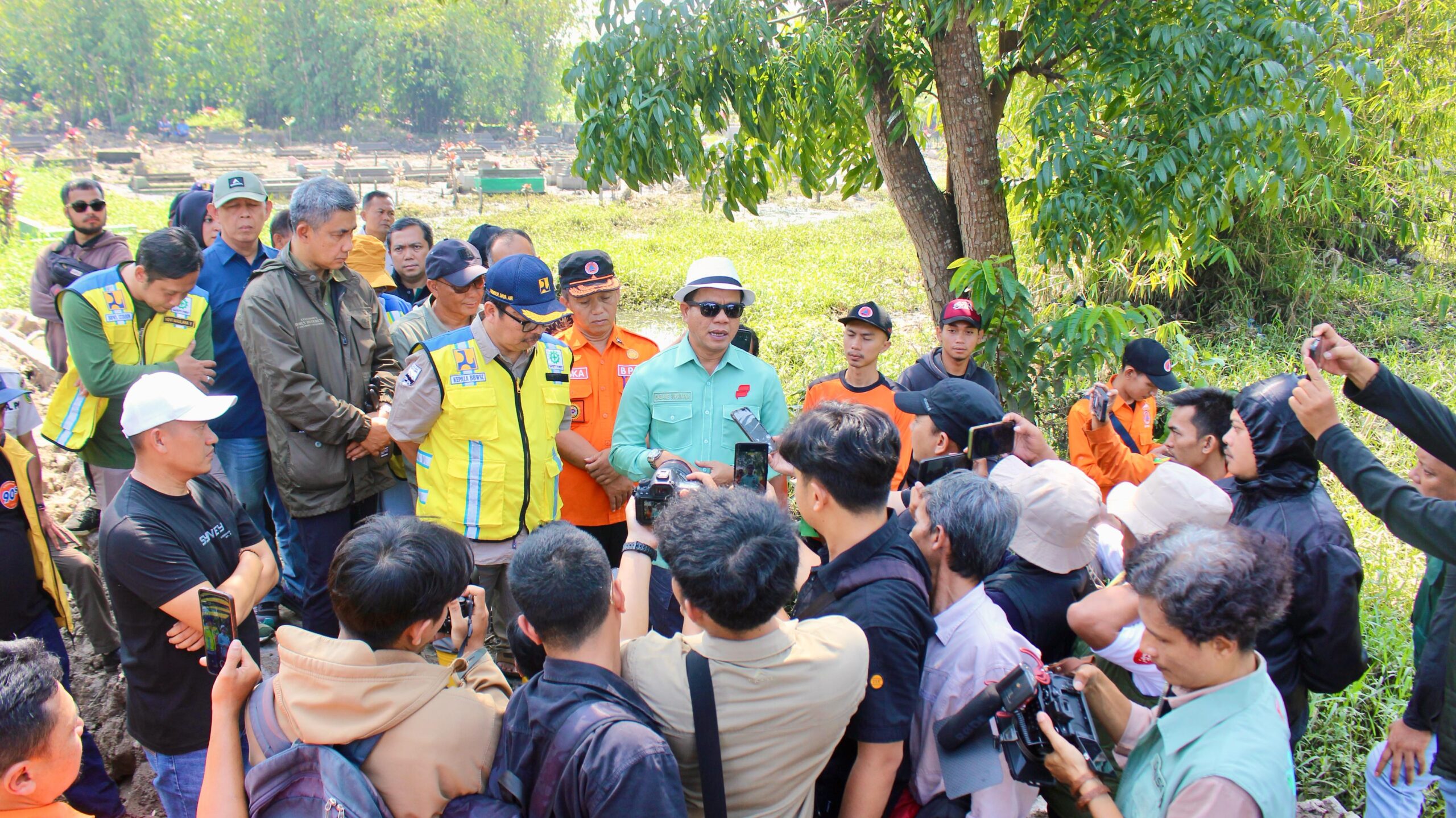 Bupati Dadang Supriatna Pastikan Perbaikan Tanggul Sungai Cikapundung Kolot Segera Dilakukan