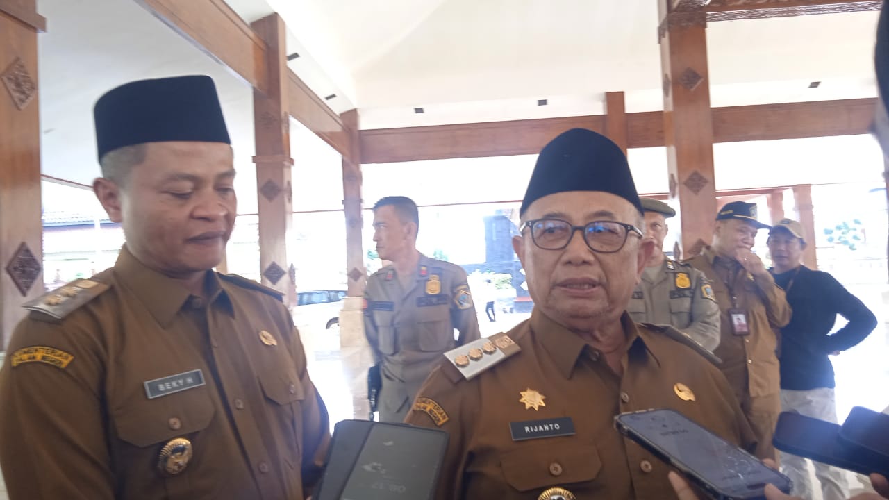 Bupati dan Wakil Bupati Blitar Disambut Seluruh ASN di Pendopo Sasana Adipraja dengan Penuh Antusias