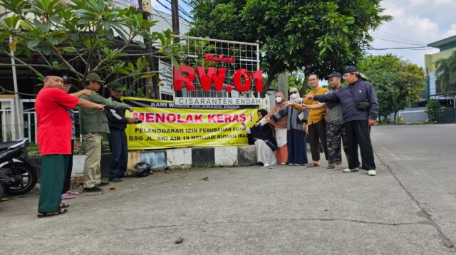 Puluhan Warga Arcamanik Endah Pasang Spanduk Tolak Alih Fungsi GSG Menjadi Gereja Katholik
