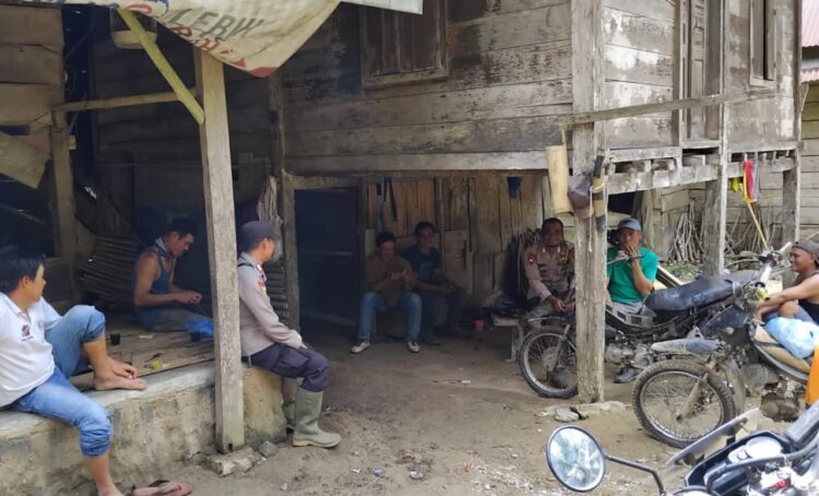 Polsek Semaka Bersama Tim Gabungan Giring Gajah Liar Kembali ke Hutan TNBBS Polsek Semaka Bersama Tim Gabungan Giring Gajah Liar Kembali ke Hutan TNBBS