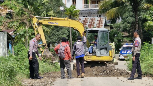 Cor Beton, Polisi Perbaiki Jalan Rusak dan Berlubang di Labuan Bajo