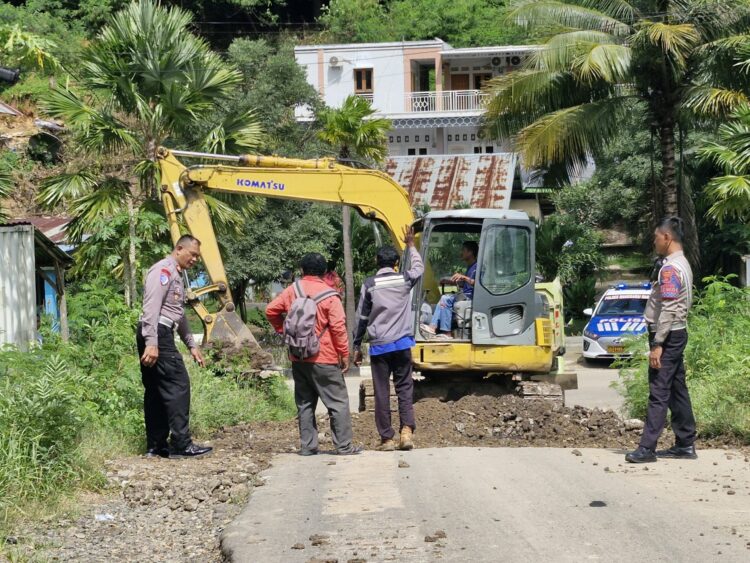 Cor Beton, Polisi Perbaiki Jalan Rusak dan Berlubang di Labuan Bajo Cor Beton, Polisi Perbaiki Jalan Rusak dan Berlubang di Labuan Bajo