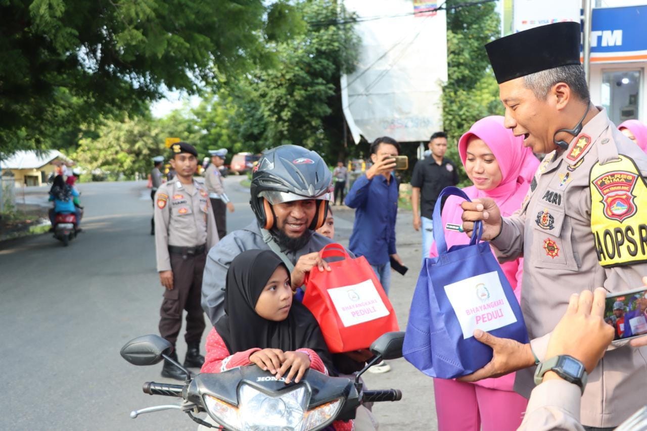 Kapolres Bima Didampingi Ketua Bhayangkari Membagi Takjil Berbuka Puasa