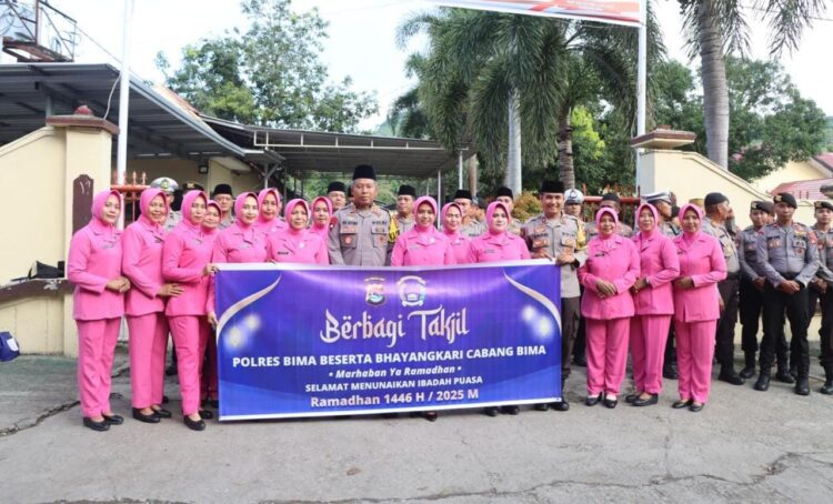 Kapolres Bima Didampingi Ketua Bhayangkari Membagi Takjil Berbuka Puasa