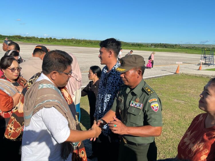 Kasdim 1601/ST Bersama Forkopimda Sambut Kedatangan Bupati Dan Wakil Bupati Sumba Timur