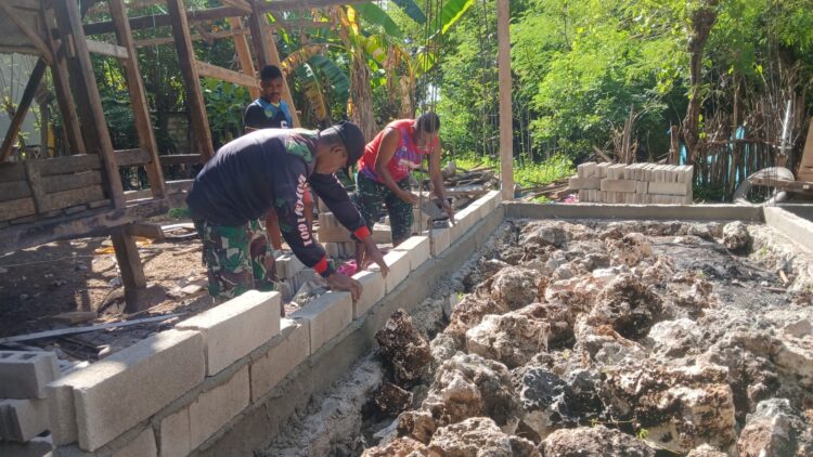 Pembangunan RTLH Satgas TMMD Kodim 1601/Sumba Timur Sudah Mulai Pasang Batako