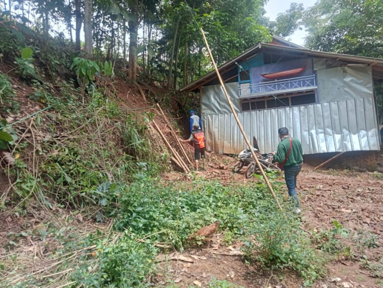 Sepuluh Rumah di Kampung Patok Beusi Longsor Akibat Hujan Deras, Warga Diminta Waspada