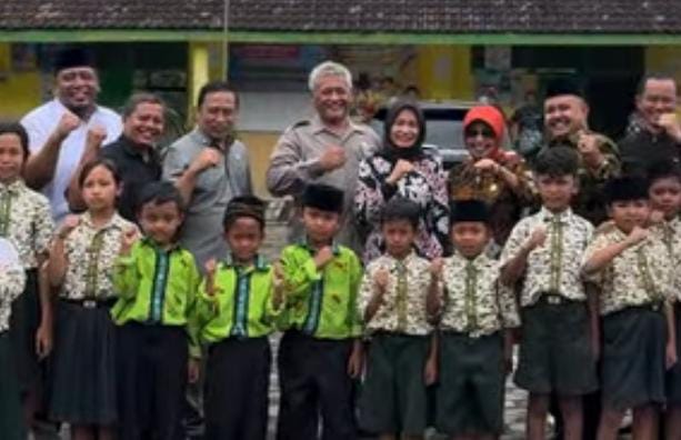 Komisi IV DPRD Kabupten Blitar Monitoring Giat Belajar Sekolah Dasar SERGAP.CO.ID KAB. BLITAR, || Komisi IV Dewan Perwakilan Rakyat Daerah (DPRD) Kabupaten Blitar melaksanakan monitoring terhadap kegiatan belajar mengajar di SDN Jeblog, Kecamatan Talun, dan SDN Purworejo 04, Kecamatan Wates, pada Kamis (20/2/2025). Dilansir dari akun instagram dprd.kabupaten.blitar, kegiatan ini dipimpin oleh Ketua Komisi IV, Sugeng Suroso, S.Kom, serta diikuti oleh Wakil Ketua, Sekretaris, anggota Komisi IV, dan staf. Ketua Komisi IV DPRD Kabupaten Blitar, Sugeng Suroso, menegaskan bahwa monitoring ini memiliki peranan penting dalam mewujudkan pendidikan yang berkualitas serta membentuk karakter siswa sejak dini. “Kami berharap kegiatan ini dapat meningkatkan mutu pendidikan, baik dalam aspek akademik maupun moral, sehingga siswa dapat berkembang secara optimal,” ujarnya. Dalam kunjungan ini, rombongan Komisi IV DPRD Kabupaten Blitar didampingi oleh Kepala Dinas Pendidikan Kabupaten Blitar beserta staf. Kehadiran mereka diharapkan dapat memberikan evaluasi serta solusi bagi peningkatan sistem pembelajaran di sekolah dasar di Kabupaten Blitar. Kegiatan monitoring ini merupakan bentuk komitmen DPRD Kabupaten Blitar dalam mendukung sektor pendidikan dan memastikan proses dengan baik dan lancar. (Dar)
