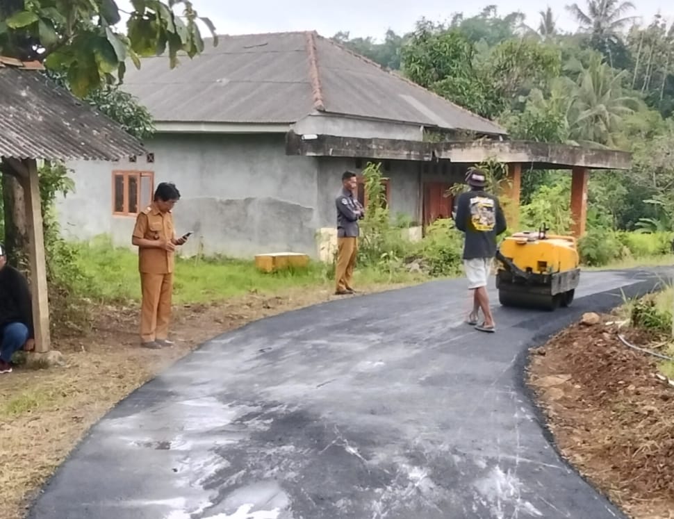 Pemdes Sukapura Gelar Hotmix Jalan Desa, di Dusun Kisepat dan Dusun Nyalindung