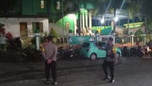 Anggota Polsek Katikutana Giat Pengamanan Shalat Tarawih di Masjid Baiturrahman Anakalang