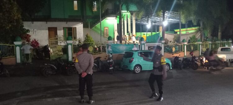 Anggota Polsek Katikutana Giat Pengamanan Shalat Tarawih di Masjid Baiturrahman Anakalang