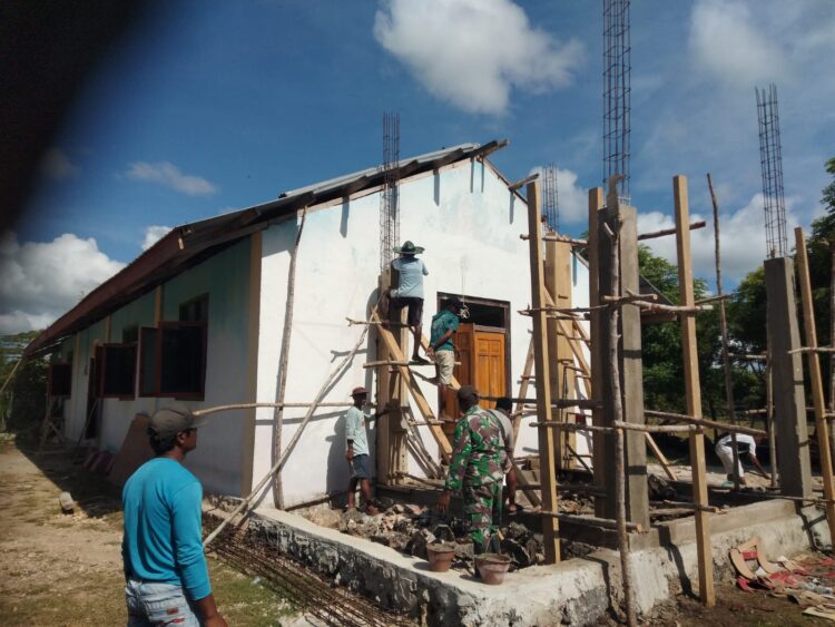 Satgas TMMD 123 Kodim 1601/Sumba Timur Cor Tiang Pondasi Teras GKS Hanggoru Satgas TMMD 123 Kodim 1601/Sumba Timur Cor Tiang Pondasi Teras GKS Hanggoru